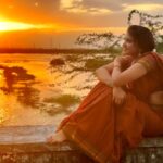 Rachitha Mahalakshmi Instagram - In the golden hour of magical light, Everything is alive...... 😇😇😇😇😇 ❤️‍🔥❤️‍🔥❤️‍🔥❤️‍🔥❤️‍🔥❤️‍🔥❤️‍🔥 @saranjphotography 😇 #magichour #sunsetphotography #sareelove
