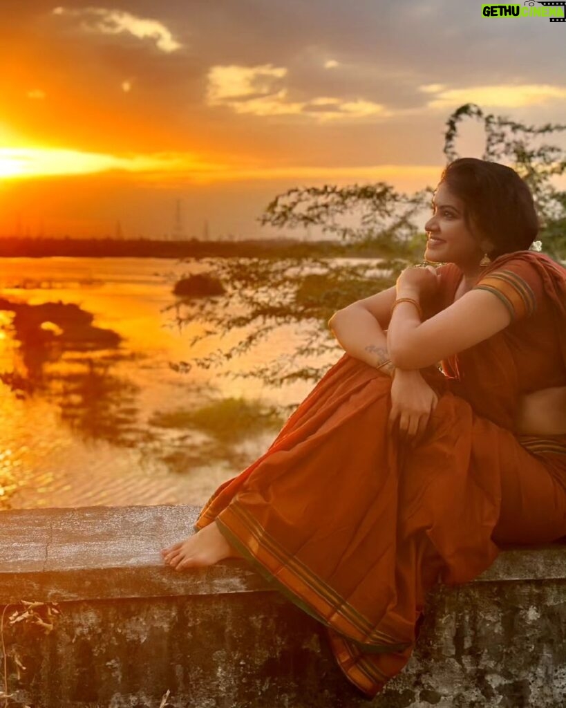 Rachitha Mahalakshmi Instagram - In the golden hour of magical light, Everything is alive...... 😇😇😇😇😇 ❤️‍🔥❤️‍🔥❤️‍🔥❤️‍🔥❤️‍🔥❤️‍🔥❤️‍🔥 @saranjphotography 😇 #magichour #sunsetphotography #sareelove
