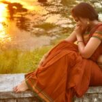 Rachitha Mahalakshmi Instagram - In the golden hour of magical light, Everything is alive...... 😇😇😇😇😇 ❤️‍🔥❤️‍🔥❤️‍🔥❤️‍🔥❤️‍🔥❤️‍🔥❤️‍🔥 @saranjphotography 😇 #magichour #sunsetphotography #sareelove