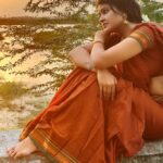 Rachitha Mahalakshmi Instagram - In the golden hour of magical light, Everything is alive...... 😇😇😇😇😇 ❤️‍🔥❤️‍🔥❤️‍🔥❤️‍🔥❤️‍🔥❤️‍🔥❤️‍🔥 @saranjphotography 😇 #magichour #sunsetphotography #sareelove