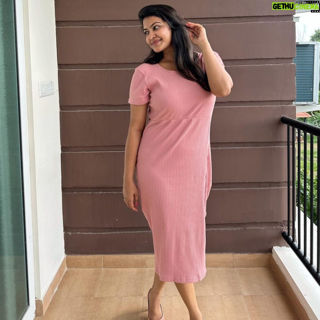 Rachitha Mahalakshmi Instagram - Wen u r at d edge of your mind Pose…..pose…….pose…… and just pose……… 😉😉😉😉😉😉😇😇😇😇 #selfcare #silentbutloudthoughts #practicewhatyoupreach ✌️ #letyouractionsspeak 😇