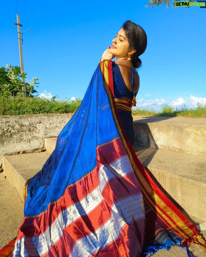 Rachitha Mahalakshmi Instagram - Royal blue with a Royal touch..... 💙💙💙💙💙💙 #sareelove 😇😇 Make up nd hair by @rachitha_mahalakshmi_official 😅😜 #sareelove #ilkalsarees