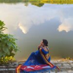 Rachitha Mahalakshmi Instagram - Royal blue with a Royal touch..... 💙💙💙💙💙💙 #sareelove 😇😇 Make up nd hair by @rachitha_mahalakshmi_official 😅😜 #sareelove #ilkalsarees