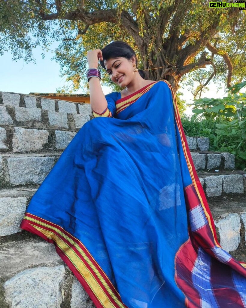 Rachitha Mahalakshmi Instagram - Royal blue with a Royal touch..... 💙💙💙💙💙💙 #sareelove 😇😇 Make up nd hair by @rachitha_mahalakshmi_official 😅😜 #sareelove #ilkalsarees