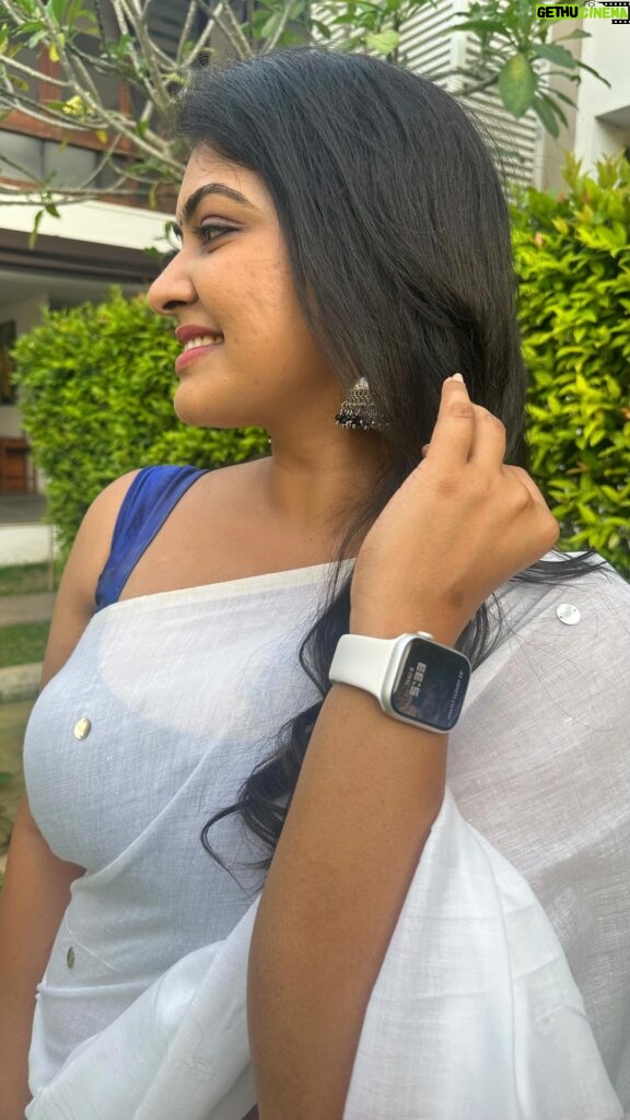 Rachitha Mahalakshmi Instagram - Above all else, Embrace ur flaws……😇😇😇😇😉😉😉 💙🤍💙🤍💙🤍💙🤍💙🤍💙 I Myself am entirely made of flaws , but stitched together with good intentions…..😇😇😇😇😇 #flawsome 😇