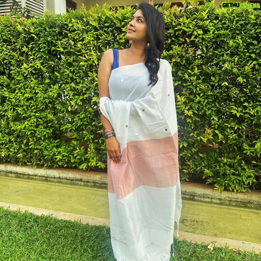 Rachitha Mahalakshmi Instagram - Nd d vibe is on……… 😇😇😇😇 💙🤍💙🤍💙🤍💙💙💙💙 🇱🇰😇😇😇😇😇😇😇😇