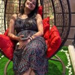 Rachitha Mahalakshmi Instagram - Live life "Queen size " 😁 Nanae illaa vazhvil therindhen..... Yen manam moodidiya irulai thaedi yeripavalaagiren...... 😇😇😇😇😇😇😇😇