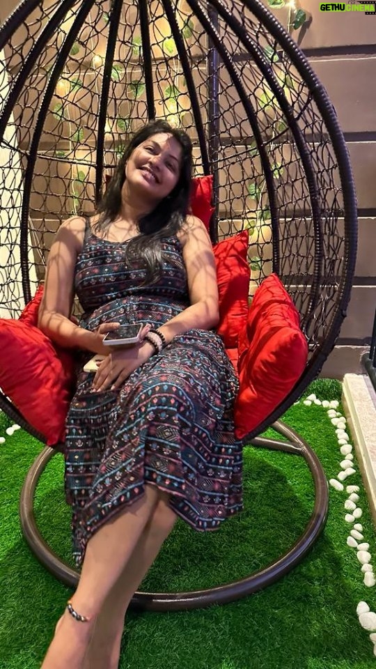 Rachitha Mahalakshmi Instagram - Live life "Queen size " 😁 Nanae illaa vazhvil therindhen..... Yen manam moodidiya irulai thaedi yeripavalaagiren...... 😇😇😇😇😇😇😇😇