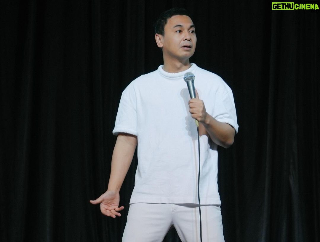 Raditya Dika Instagram - Kangen stand up comedy. 🎤 Udah mulai ngumpulin premis lagi nih. 😅