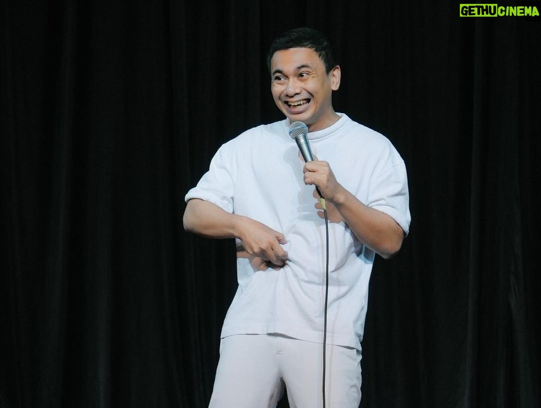 Raditya Dika Instagram - Kangen stand up comedy. 🎤 Udah mulai ngumpulin premis lagi nih. 😅
