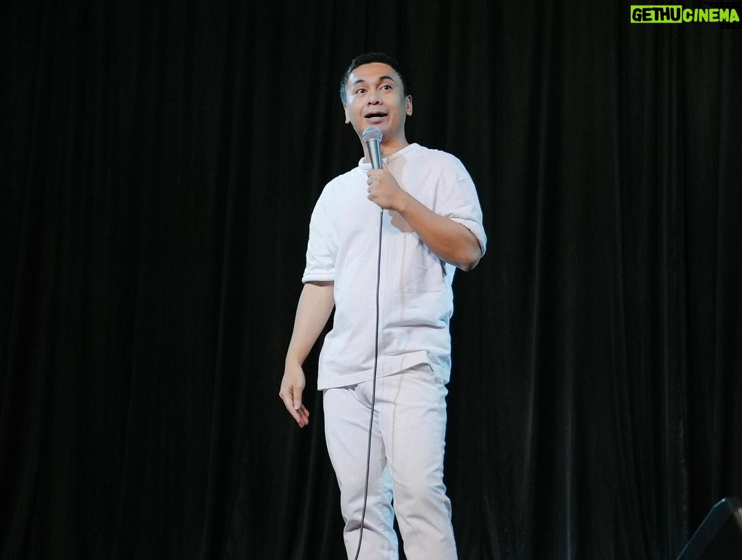 Raditya Dika Instagram - Kangen stand up comedy. 🎤 Udah mulai ngumpulin premis lagi nih. 😅