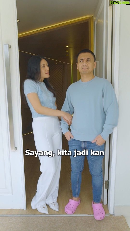 Raditya Dika Instagram - Masalah bau mulut memang sering bikin urusan nggak lancar. Kumur Listerine Zero! Dengan 4 essential oils, kurangi 99.9% kuman penyebab bau mulut dan plak. Mulut sehat, nafas segar, urusana jadi lancar. Yuk #CompleteTheCleanWithListerine !