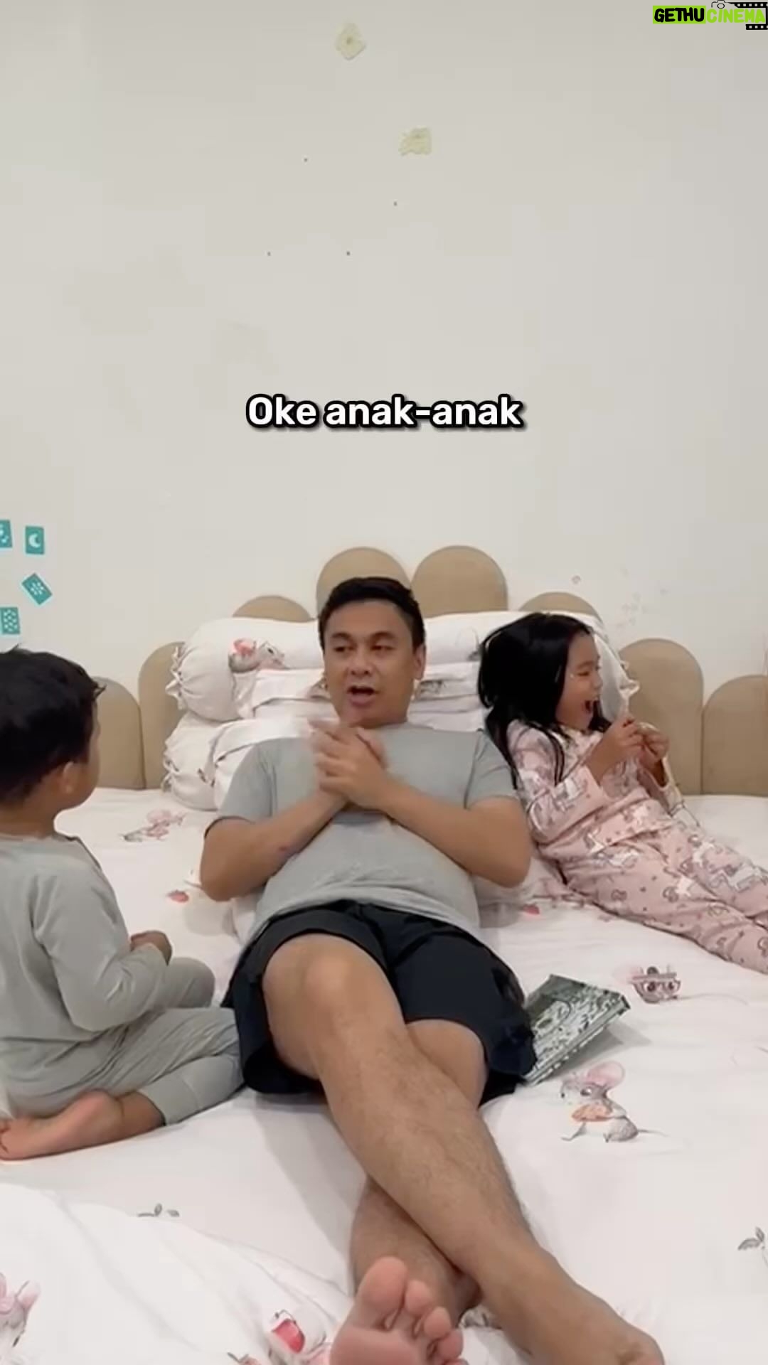 Raditya Dika Instagram - Prof Aca terlalu menjiwai. 😅