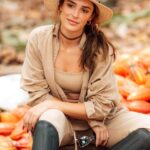 Rafa Brites Instagram - A jornada do cacau pode ser sustentável, garantindo um sabor ainda mais inesquecível. Fui convidada para uma fazenda de cacau, para conhecer o programa @nestlecocoaplan onde pude acompanhar a produção e descobrir mais sobre o processo completo, até o chocolate. Confira o que rolou nessa visita. @nestlechocolates @nestle_br #publicidade