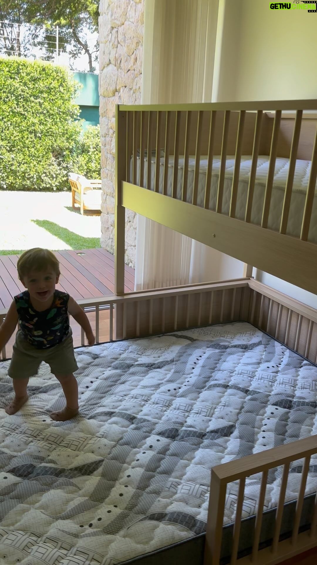 Rafa Brites Instagram - Cama nova !!! Chegou o dia! Eu fui a 3 filha que sonhava em ter um quarto só meu. Mas pensando bem se na época eu tivesse ia fazer como o Rocco que tem fugido pra dormir com o irmão…. ♥️ ! A alegria deles gente… Ai meu coração