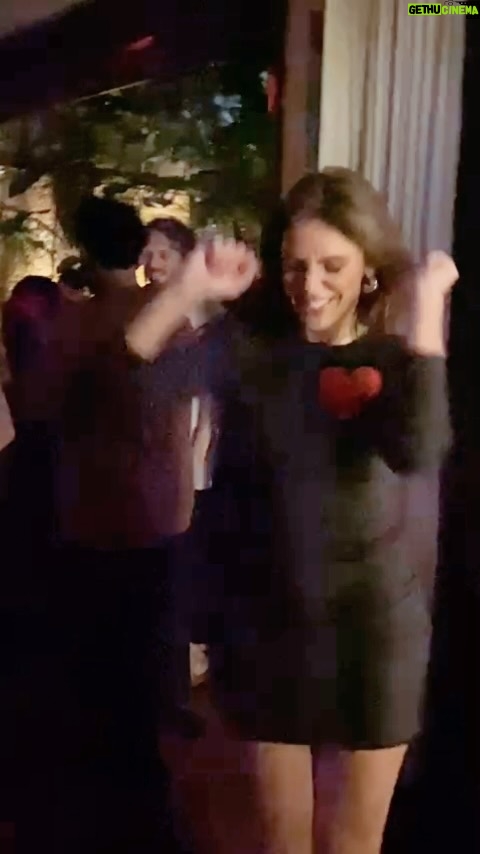 Rafa Brites Instagram - Todo mundo tem uma amiga dessas na turma. No caso sou eu! Recebi hoje os videos da @clau_quintas clau_quintas e @eudehbastos Participação especial especial @afilmbyme_ E agora vc vai passar o dia com essa música na cabeça! ♥️