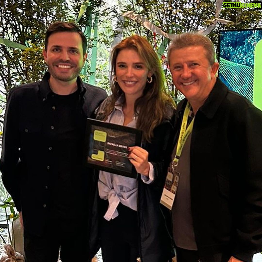 Rafa Brites Instagram - Liderança de Propósito uma imersão da @singularityubr para repensarmos caminhos . 3 dias especiais aqui @distritoitaqui sonho do meu amigo @adelsonsousa . Acredito que as empresas são os grandes agentes de transformação da sociedade, quando me formei em administração o objetivo era estar dentro desses ecossistemas e poder contribuir. A vida é maluca , dei mil voltas na minha profissão e ha uns 2 anos voltei a me voltar para o mundo Corp , me considero uma outsider quando não entendo algumas siglas de cargos no Linkedn . Mas numa boa roda em volta da fogueira com @alecacaushow não existe cargo nem crachá, somos pessoas pensando em como podemos evoluir. Ate a proxima!