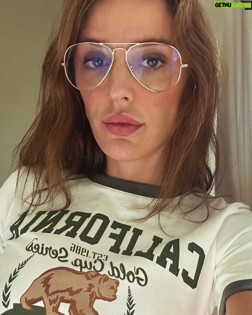 Rafa Brites Instagram - Oficialmente usando óculos e to com uma duvida: Quando a gente se acostuma com o óculos parece que piora a “vista” … Alguém mais sente isso ou é lenda? Tipo antes só ardia meu olho se não usasse, agora não enxergo mais …