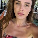 Rafa Brites Instagram - Pele real, tem poro, tem mancha tem umas bolinhas…. E no verão , sol e todas as comilanças ela fica mais louca ainda.