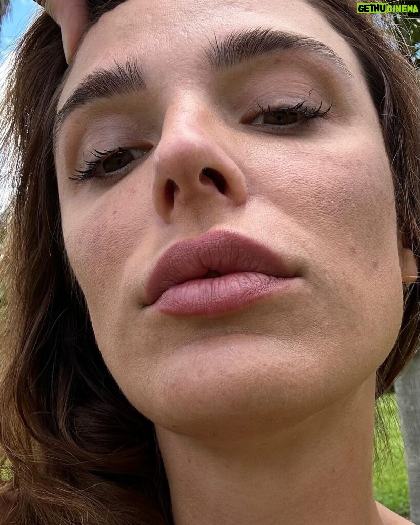 Rafa Brites Instagram - Pele real, tem poro, tem mancha tem umas bolinhas…. E no verão , sol e todas as comilanças ela fica mais louca ainda.