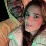 Rafa Brites Instagram - Voltei! 10 dias sem celular! Que delicia! Votei pra desejar feliz 2024! Minha virada de ano ha 7 anos é assim: Em casa! Rodeada das pessoas que só querem o meu bem! Sem look! Sem flash. Para muitos Sem Graça. Mas tem sido os melhores anos da minha vida! Nada melhor que dançar as musicas bemmm bregas , chamando a pessoa timida pra ir pro meio da rodinha. Pista com luzinha de natal … As vezes entre uma música e outra alguém diz: calma tem alguma criança chorando la dentro. Saem todos correndo pra ver se “ é a sua” Momentos de tensão … ai depois volta o pai ou mãe… dançando!! Dormiu de novo ! Segue o baile!!! Tem a pergunta que não quer calar: QUEM VAI cuidar das crianças amanhã de manhã ???? kkkk E sempre da certo! Desejo pra vc o que eu to sentindo : paz, alegria, leveza , união! Um lindo ano pra gente aqui nessa rede. Espero que vc “viva”comigo aqui relatos que te façam bem! Bora la!
