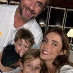 Rafa Brites Instagram - Voltei! 10 dias sem celular! Que delicia! Votei pra desejar feliz 2024! Minha virada de ano ha 7 anos é assim: Em casa! Rodeada das pessoas que só querem o meu bem! Sem look! Sem flash. Para muitos Sem Graça. Mas tem sido os melhores anos da minha vida! Nada melhor que dançar as musicas bemmm bregas , chamando a pessoa timida pra ir pro meio da rodinha. Pista com luzinha de natal … As vezes entre uma música e outra alguém diz: calma tem alguma criança chorando la dentro. Saem todos correndo pra ver se “ é a sua” Momentos de tensão … ai depois volta o pai ou mãe… dançando!! Dormiu de novo ! Segue o baile!!! Tem a pergunta que não quer calar: QUEM VAI cuidar das crianças amanhã de manhã ???? kkkk E sempre da certo! Desejo pra vc o que eu to sentindo : paz, alegria, leveza , união! Um lindo ano pra gente aqui nessa rede. Espero que vc “viva”comigo aqui relatos que te façam bem! Bora la!