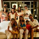 Rafa Brites Instagram - Voltei! 10 dias sem celular! Que delicia! Votei pra desejar feliz 2024! Minha virada de ano ha 7 anos é assim: Em casa! Rodeada das pessoas que só querem o meu bem! Sem look! Sem flash. Para muitos Sem Graça. Mas tem sido os melhores anos da minha vida! Nada melhor que dançar as musicas bemmm bregas , chamando a pessoa timida pra ir pro meio da rodinha. Pista com luzinha de natal … As vezes entre uma música e outra alguém diz: calma tem alguma criança chorando la dentro. Saem todos correndo pra ver se “ é a sua” Momentos de tensão … ai depois volta o pai ou mãe… dançando!! Dormiu de novo ! Segue o baile!!! Tem a pergunta que não quer calar: QUEM VAI cuidar das crianças amanhã de manhã ???? kkkk E sempre da certo! Desejo pra vc o que eu to sentindo : paz, alegria, leveza , união! Um lindo ano pra gente aqui nessa rede. Espero que vc “viva”comigo aqui relatos que te façam bem! Bora la!