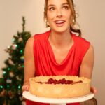 Rafa Brites Instagram - A magia do Natal acontece quando a gente acredita🌟 Quem aí também ama esse clima de fim de ano?  Estamos praticamente na contagem regressiva, e se você ainda não garantiu os presentes de Natal e Ano Novo, acredite em mim, ainda dá tempo! Os looks e acessórios aí das fotos são todos da @lojasrenner, as opções de fim de ano estão incríveis. Só procurar uma loja física, o APP, Whatsapp ou o site, e eu ainda separei as minhas melhores escolhas de presentes na minha lojinha, deixei o link nos stories. #AcrediteNoNatal #publicidade