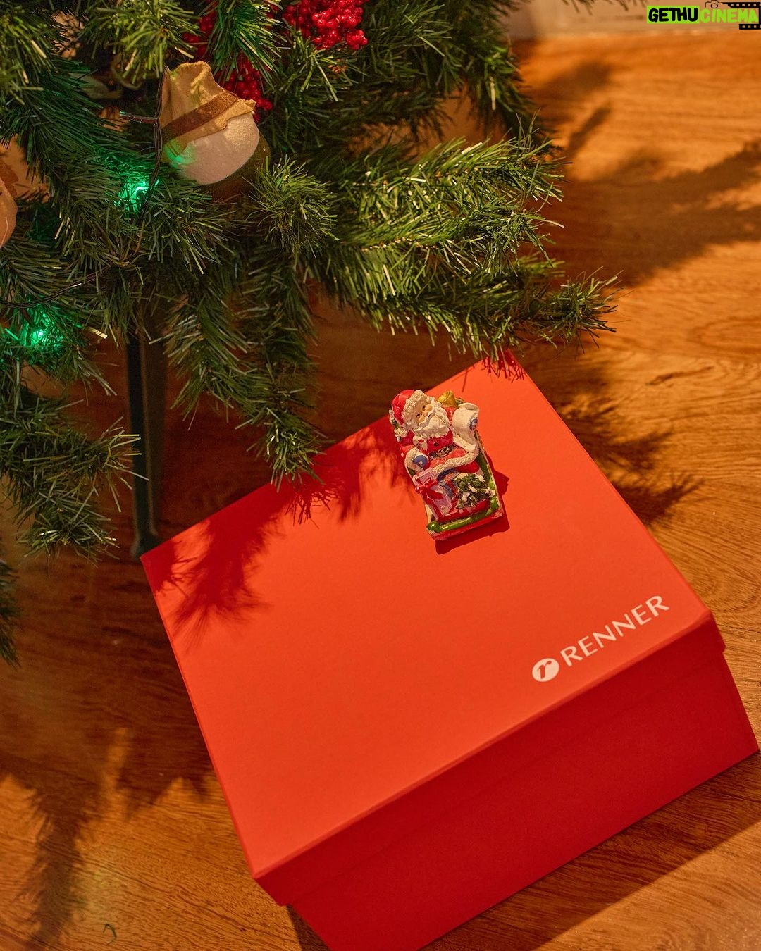 Rafa Brites Instagram - A magia do Natal acontece quando a gente acredita🌟 Quem aí também ama esse clima de fim de ano? Estamos praticamente na contagem regressiva, e se você ainda não garantiu os presentes de Natal e Ano Novo, acredite em mim, ainda dá tempo! Os looks e acessórios aí das fotos são todos da @lojasrenner, as opções de fim de ano estão incríveis. Só procurar uma loja física, o APP, Whatsapp ou o site, e eu ainda separei as minhas melhores escolhas de presentes na minha lojinha, deixei o link nos stories. #AcrediteNoNatal #publicidade