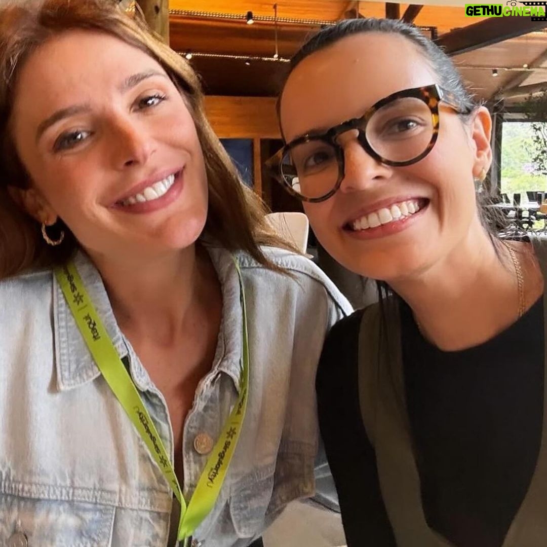 Rafa Brites Instagram - Liderança de Propósito uma imersão da @singularityubr para repensarmos caminhos . 3 dias especiais aqui @distritoitaqui sonho do meu amigo @adelsonsousa . Acredito que as empresas são os grandes agentes de transformação da sociedade, quando me formei em administração o objetivo era estar dentro desses ecossistemas e poder contribuir. A vida é maluca , dei mil voltas na minha profissão e ha uns 2 anos voltei a me voltar para o mundo Corp , me considero uma outsider quando não entendo algumas siglas de cargos no Linkedn . Mas numa boa roda em volta da fogueira com @alecacaushow não existe cargo nem crachá, somos pessoas pensando em como podemos evoluir. Ate a proxima!