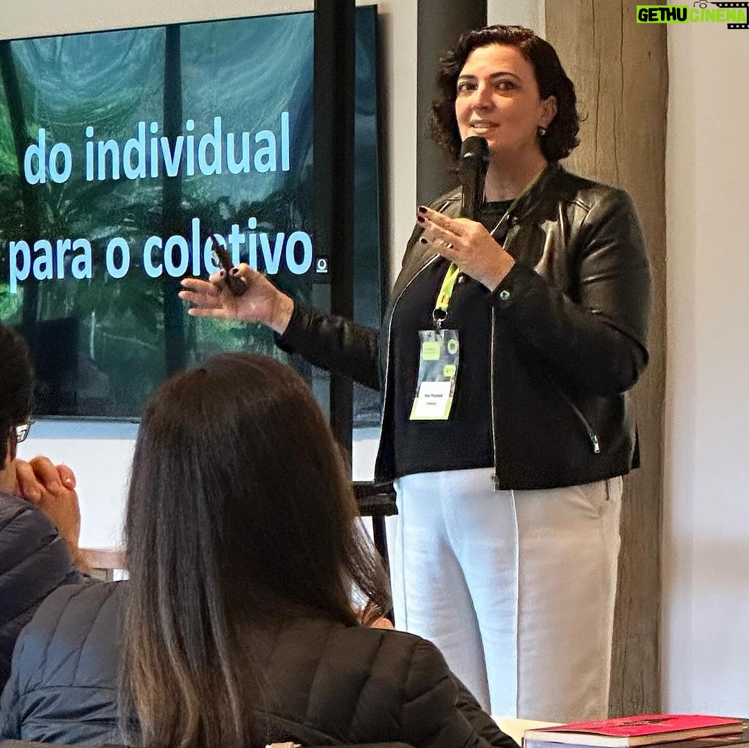 Rafa Brites Instagram - Liderança de Propósito uma imersão da @singularityubr para repensarmos caminhos . 3 dias especiais aqui @distritoitaqui sonho do meu amigo @adelsonsousa . Acredito que as empresas são os grandes agentes de transformação da sociedade, quando me formei em administração o objetivo era estar dentro desses ecossistemas e poder contribuir. A vida é maluca , dei mil voltas na minha profissão e ha uns 2 anos voltei a me voltar para o mundo Corp , me considero uma outsider quando não entendo algumas siglas de cargos no Linkedn . Mas numa boa roda em volta da fogueira com @alecacaushow não existe cargo nem crachá, somos pessoas pensando em como podemos evoluir. Ate a proxima!
