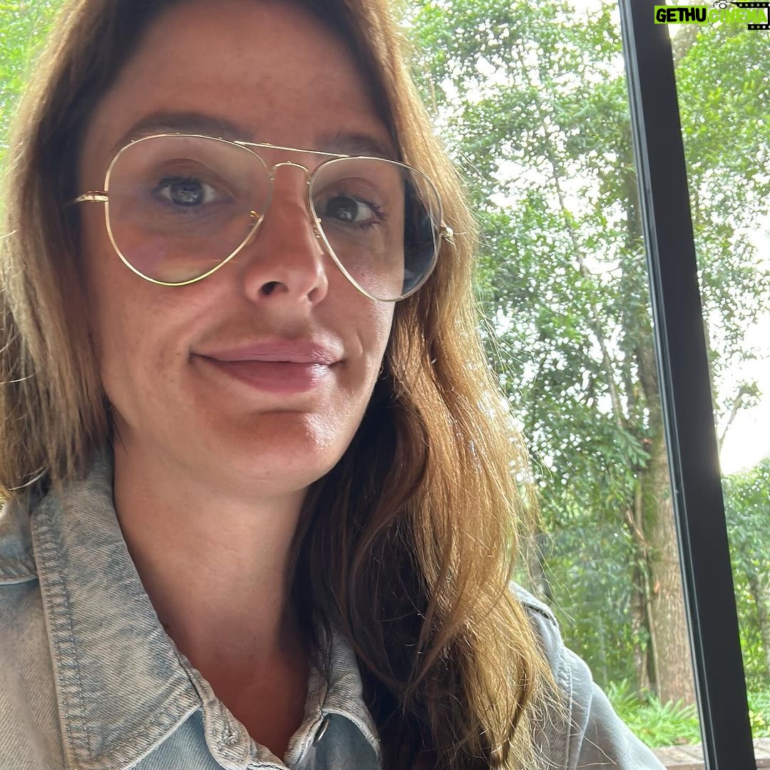 Rafa Brites Instagram - Liderança de Propósito uma imersão da @singularityubr para repensarmos caminhos . 3 dias especiais aqui @distritoitaqui sonho do meu amigo @adelsonsousa . Acredito que as empresas são os grandes agentes de transformação da sociedade, quando me formei em administração o objetivo era estar dentro desses ecossistemas e poder contribuir. A vida é maluca , dei mil voltas na minha profissão e ha uns 2 anos voltei a me voltar para o mundo Corp , me considero uma outsider quando não entendo algumas siglas de cargos no Linkedn . Mas numa boa roda em volta da fogueira com @alecacaushow não existe cargo nem crachá, somos pessoas pensando em como podemos evoluir. Ate a proxima!