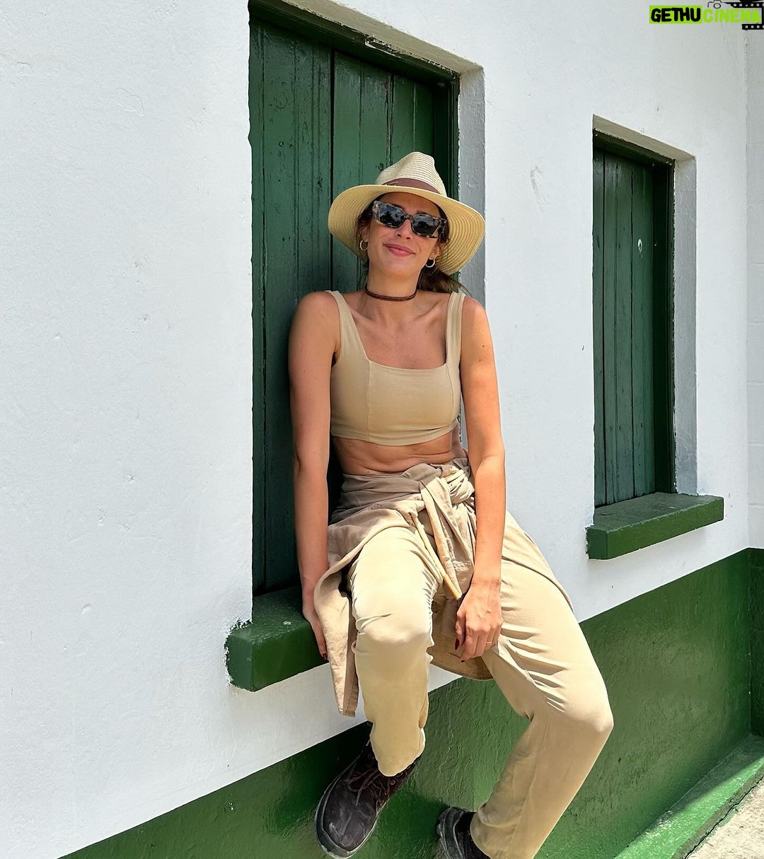 Rafa Brites Instagram - Rota do cacau. Tive ume experiência linda para conhecer o programa #Cocoaplan que tem como o objetivo fomentar e implementar práticas regenerativas e sustentáveis na cadeia de produção desse fruto tão mágico. Agora toda vez que for degustar ou atacar mesmo aquele chocolate delicioso vou lembrar de toda a importância que o cacau tem para nosso país. Melhor é ter essa experiência com os amigos @ritabatista @juferraz @cacelico e @enzocelulari ! Obrigada @cantagalo.cacau @nestlechocolates ate a próxima! Fotos @lecanovo #publi