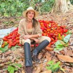 Rafa Brites Instagram – Rota do cacau. Tive ume experiência linda para conhecer o programa #Cocoaplan que tem como o objetivo fomentar e implementar práticas regenerativas e sustentáveis na cadeia de produção desse fruto tão mágico. Agora toda vez que for degustar ou atacar mesmo aquele chocolate delicioso vou lembrar de toda a importância que o cacau tem para nosso país.  Melhor é ter essa experiência com os amigos  @ritabatista @juferraz @cacelico e @enzocelulari ! Obrigada @cantagalo.cacau @nestlechocolates  ate a próxima! Fotos @lecanovo #publi