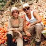 Rafa Brites Instagram – Rota do cacau. Tive ume experiência linda para conhecer o programa #Cocoaplan que tem como o objetivo fomentar e implementar práticas regenerativas e sustentáveis na cadeia de produção desse fruto tão mágico. Agora toda vez que for degustar ou atacar mesmo aquele chocolate delicioso vou lembrar de toda a importância que o cacau tem para nosso país.  Melhor é ter essa experiência com os amigos  @ritabatista @juferraz @cacelico e @enzocelulari ! Obrigada @cantagalo.cacau @nestlechocolates  ate a próxima! Fotos @lecanovo #publi