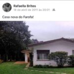 Rafa Brites Instagram - Casamos dia 11. 11.11 mas antes disso a gente ja estava construindo nossa vida! Eu sempre falo de amor em datas especiais… hoje resolvi falar de projetos, de transformar sonhos em realidade… dos frutos de um amor. A gente se conheceu se apaixonou e ja começou a construir. O tal “farofa” foi nosso primeiro elo, com duas semanas de namoro o adotamos … logo o bisteca .. xavier… Essa casa era muito maior do que o sobrado que a gente morava, nos tínhamos o valor da entrada e de uma reforma. Como sempre custou o dobro. (Nós endividamos nível perder o sono). Mas sabíamos que uma hora sairíamos do aperto e assim foi… anos depois juntamos o $ pra quitar o financiamento. Saímos do banco e fomos comemorar.! Passamos por isso sempre, cada conquista. Certa vez na casa dos nossos amigos Serginho Groisman e da Fê sentei no melhor sofá da vida. Fui ver o preço… quase morri kkkk.! Mas um ano depois passei na vitrine da tal loja e ele estava com 50% de desconto… me endividei , comprei. E de tanta animação “engravidamos “ no tal sofá sem planejar kkkkk. Mais noites sem dormir, eu no auge da correria na Globo , Felipe mudando de programa de cidade… E la fomos nos ! E B.0 s e vazamentos … (descobri um hoje inclusive no teto da cozinha.) Mas casar também é isso… é fazer cotações de plano de saúde é achar fiador pra aluguel e ficar indignado com o preço de uma desculpinização… Casar vai muito além do amor. As vezes a vida prática e a burocracia vencem o amor , o aniquilam . A gente segue… e faz mais filho , ganha uma afilhada… e mais reforma . E troca os batentes das portas e materializa um sitio que sonhei , adota um lagarto…Pra janeiro o sonho é que a gente consiga fazer um galinheiro… Pq é assim que temos feito. A gente segue… inventa… depois pensa como vai fazer. São muitos anos assim nos recusando desistir dessa história pq ela vale. Pq mesmo nos dias mais difíceis ainda seria pior acordarmos separados. Não termos algo para sonharmos juntos… Te amo bichinho @andreolifelipe . Seguimos!
