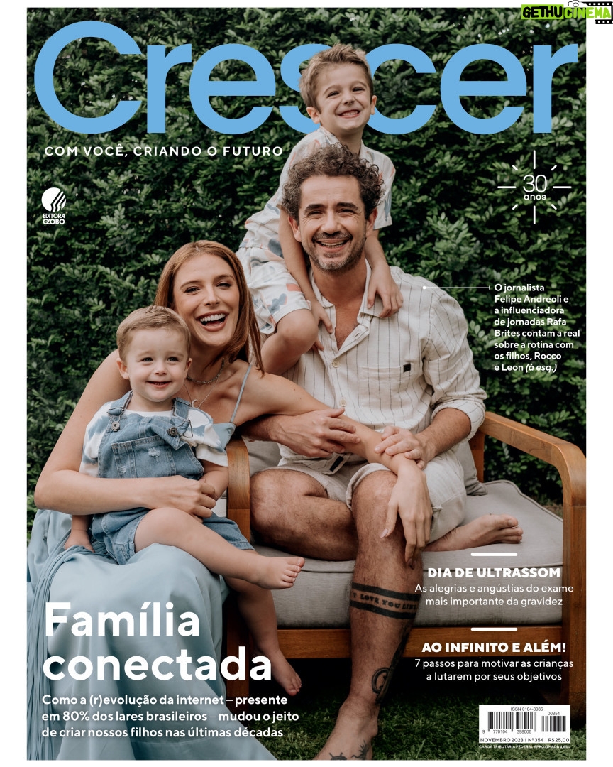 Rafa Brites Instagram - Novembro tem uma edição muito especial da CRESCER já disponível nas bancas e no app @globomais: neste mês, completamos 30 anos! 🥳 Celebrar três décadas da marca é refletir sobre o tempo: olhar para trás e perceber como tudo evoluiu tão rápido - no mundo, nas famílias, no nosso jeito de criar filhos, de nos informar -, mas também que nada substitui o afeto, o estar junto, como diz @apontesferreira, Editora-Chefe da Crescer. E, a partir deste aniversário, seguiremos juntos todos os meses em uma jornada 100% digital, com novas ferramentas no site, conteúdos inéditos, além de uma revista digital com as melhores reportagens, dicas e serviços para acompanhar a caminhada da parentalidade ao seu lado. Com você, criando o futuro! Para comemorar os 30 anos - e esse novo momento ainda mais digital da CRESCER - a reportagem de capa reflete como a parentalidade está cada vez mais conectada. Dos blogs de maternidade a mães e pais influenciadores, apresentamos um recorte de como a internet, que está presente em 80% dos lares brasileiros, revolucionou a criação dos filhos de diversas maneiras. Nesta edição: 🎤 ENTREVISTA - Rafa Brites e Felipe Andreoli estrelam a nossa capa de 30 anos, ao lado dos filhos Rocco e Leon. Em entrevista exclusiva, o casal fala sobre a harmonia na rotina, escolhas, a exposição nas redes sociais… além de compartilhar os ensinamentos que a parentalidade trouxe. 🤰 GRAVIDEZ - Para quem está na doce espera pela chegada de um filho, trazemos informações sobre a importância do exame de ultrassom, além de dicas para as gestantes lidarem com as angústias e as emoções ao checarem o que está acontecendo com o bebê dentro do útero. 🎯 COMPORTAMENTO - Ensinar as crianças a lutarem por seus objetivos com coragem e motivação no futuro começa agora. Nós desvendamos os segredos e traçamos 7 passos para isso acontecer, de acordo com a ciência. E ainda tem muito mais na nossa edição especial de 30 anos. Não perca! #revistacrescer #comvocêcriandoofuturo #crescer30anos #ediçãodeaniversário #parentalidadeconectada #rafabrites #felipeandreoli Foto: @babuskafotografia Styling: Adriana Fares e Marina Sanvicente Beleza: @mary_make