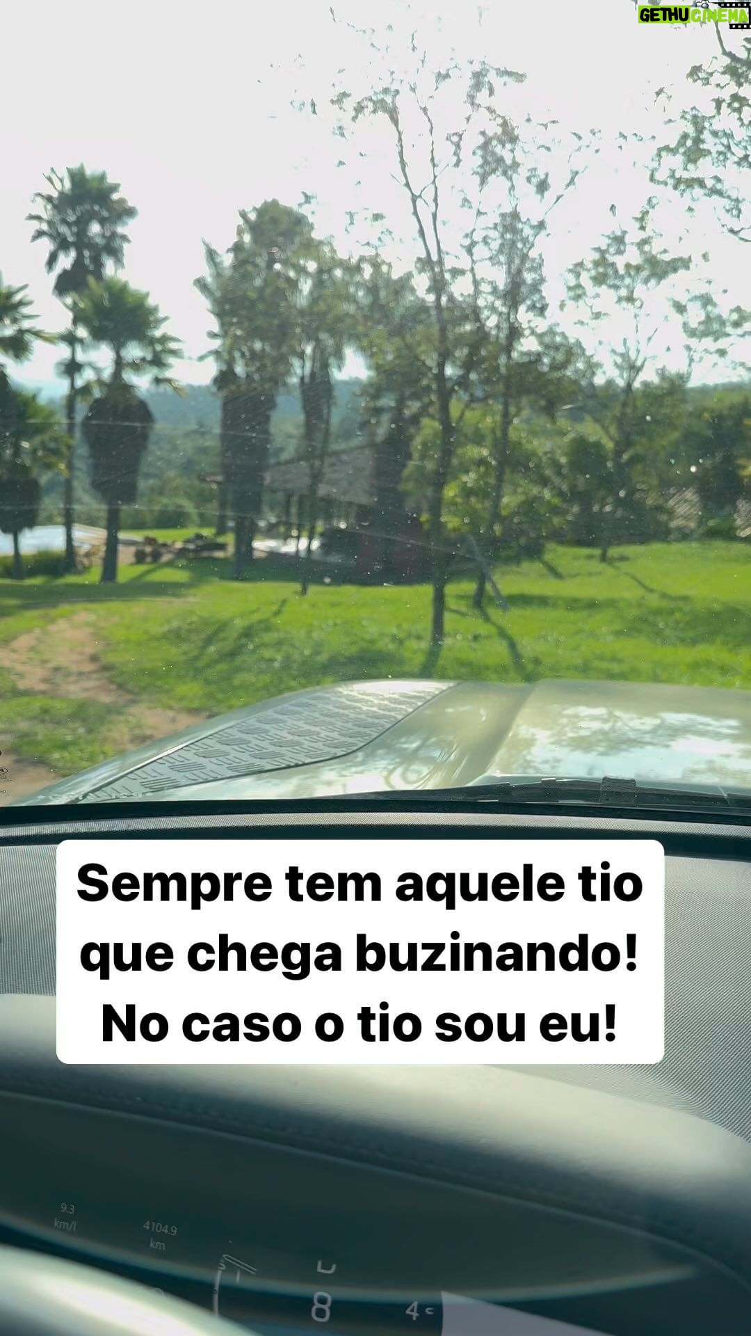 Rafa Brites Instagram - Sempre nesse ritmo! Toda família tem o tio zoeira que chega causando buzinando no churrasco … ! Quem ai?