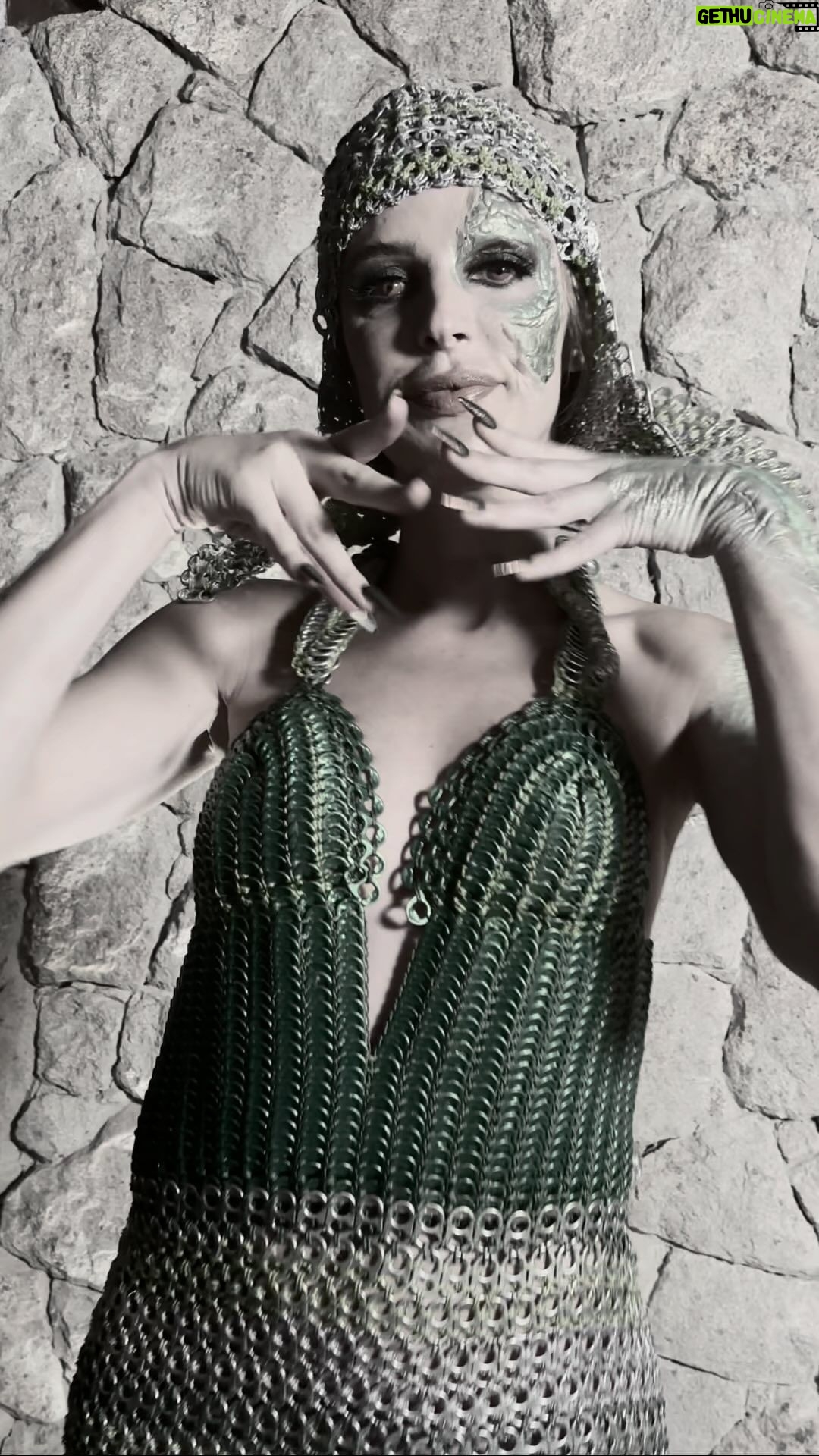 Rafa Brites Instagram - Inspirada na paixão do meu filho Rocco. Lagarta Venenosa🦎 Baile de Halloween #halloweendasephora Caracterização: _je.correia, e @marcoluque Make artística @denioliver Make @brunaldcarvalho Unhas @julianavieira.nails Look @rejane_aleixo122 Produção @macatranja Fotos @mariana_molinos_photo