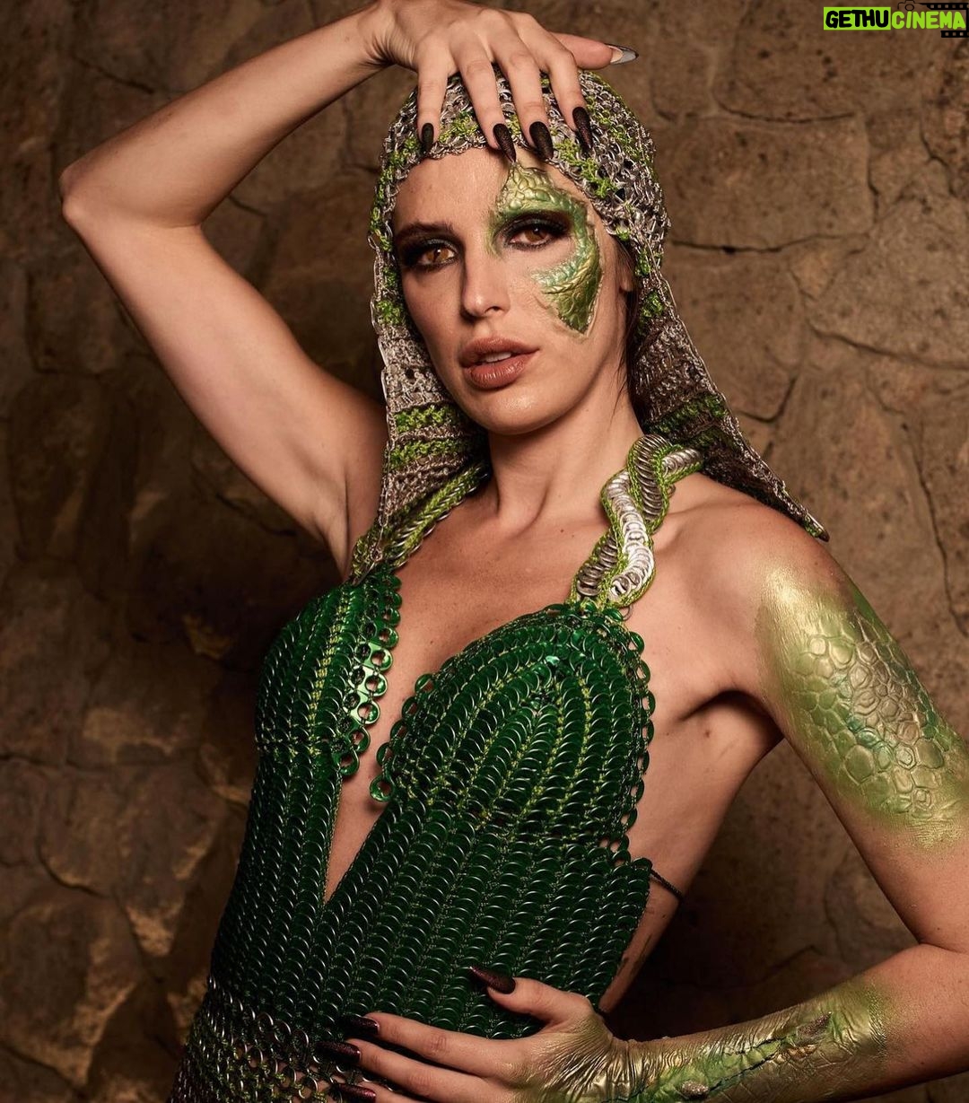 Rafa Brites Instagram - Lagarta com escamas de lacre de latinhas, tecido no crochê pela artista @rejane_aleixo122 Caracterização: @_je.correia, e @marcoluque Make artística @denioliver Make @brunaldcarvalho Unhas @julianavieira.nails Look @rejane_aleixo122 Produção @macatranja Fotos @mariana_molinos_photo #halloweensephora