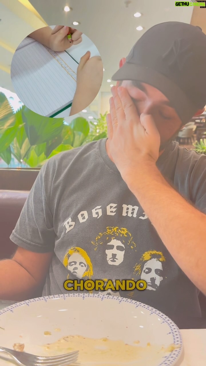 Rafa Brites Instagram - Isso a Globo não mostra. @andreolifelipe se emocionando com a msg do Otavio . Um fã do @globoesportesp de 6 anos que esta aprendendo a escrever e a mãe mandou a palavra escolhida : Andreoli. (Não tinha escrito isso mas achei importante falar que o Otavio tem uma síndrome rara que torna o esporte fundamental para a saúde e o programa é uma grande estímulo ). Para todos nós também ♥️.