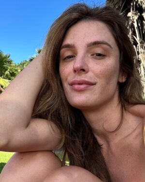 Rafa Brites Instagram - Essa lindona sou eu sem filtro, sem make, sem protetor solar com cor, ! Para mais informações dê um zoom! ♥️