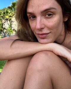 Rafa Brites Instagram - Essa lindona sou eu sem filtro, sem make, sem protetor solar com cor, ! Para mais informações dê um zoom! ♥️