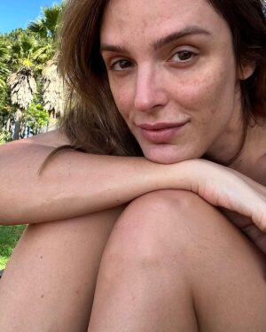Rafa Brites Instagram - Essa lindona sou eu sem filtro, sem make, sem protetor solar com cor, ! Para mais informações dê um zoom! ♥️