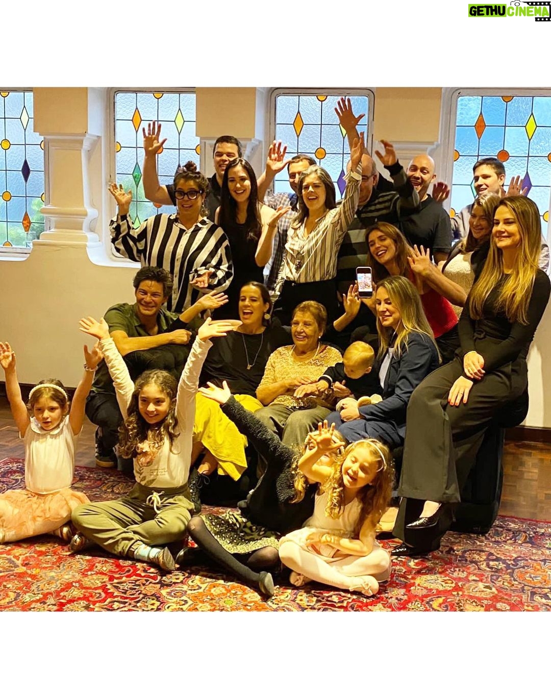 Rafa Brites Instagram - Bate e volta pra Portinho pra comemorar os 98 da @rebessanchotene minha vó!! Não importa quão corrida a minha vida esteja eu sempre dou um jeito.. No fundo a gente só corre tanto para poder ser feliz e ter momentos de alegria com quem amamos… O problema é que facilmente esquecemos disso, e o “corre” se torna mais importante , ele vira a prioridade, conquistamos coisas e perdemos vivências, presença ,lágrimas e risadas. Obrigada vó por ser essa inspiração para nos Porto Alegre, Rio Grande do Sul