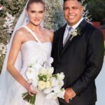 Rafa Brites Instagram – Repare na evolução das fotos… O casamento da @celinalocks  e do @ronaldo foi perfeito, não só pq tudo estava lindo… mas pq tudo estava leve, feliz e dançante! É impressionante como a Celina tem esse dom, ser o ápice da chiqueza e bom gosto , mas nunca chegar perto da frescura ou ostentação.. Que o amor vença todos os dias e a vida de vcs tenha o gosto daquela pipoquinha doce
