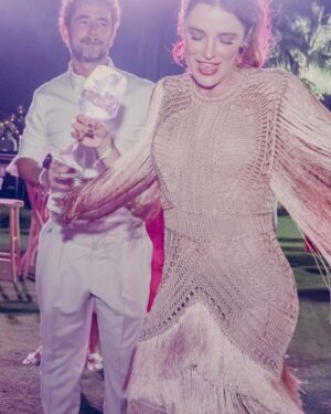 Rafa Brites Instagram - Repare na evolução das fotos… O casamento da @celinalocks  e do @ronaldo foi perfeito, não só pq tudo estava lindo… mas pq tudo estava leve, feliz e dançante! É impressionante como a Celina tem esse dom, ser o ápice da chiqueza e bom gosto , mas nunca chegar perto da frescura ou ostentação.. Que o amor vença todos os dias e a vida de vcs tenha o gosto daquela pipoquinha doce