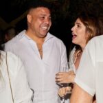 Rafa Brites Instagram – Repare na evolução das fotos… O casamento da @celinalocks  e do @ronaldo foi perfeito, não só pq tudo estava lindo… mas pq tudo estava leve, feliz e dançante! É impressionante como a Celina tem esse dom, ser o ápice da chiqueza e bom gosto , mas nunca chegar perto da frescura ou ostentação.. Que o amor vença todos os dias e a vida de vcs tenha o gosto daquela pipoquinha doce