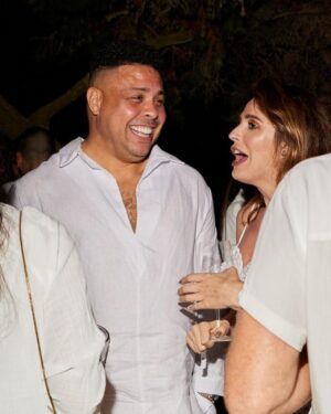 Rafa Brites Instagram - Repare na evolução das fotos… O casamento da @celinalocks  e do @ronaldo foi perfeito, não só pq tudo estava lindo… mas pq tudo estava leve, feliz e dançante! É impressionante como a Celina tem esse dom, ser o ápice da chiqueza e bom gosto , mas nunca chegar perto da frescura ou ostentação.. Que o amor vença todos os dias e a vida de vcs tenha o gosto daquela pipoquinha doce