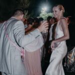 Rafa Brites Instagram – Repare na evolução das fotos… O casamento da @celinalocks  e do @ronaldo foi perfeito, não só pq tudo estava lindo… mas pq tudo estava leve, feliz e dançante! É impressionante como a Celina tem esse dom, ser o ápice da chiqueza e bom gosto , mas nunca chegar perto da frescura ou ostentação.. Que o amor vença todos os dias e a vida de vcs tenha o gosto daquela pipoquinha doce